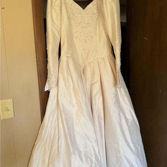 Elegant lace wedding dress for women, pleated white dress